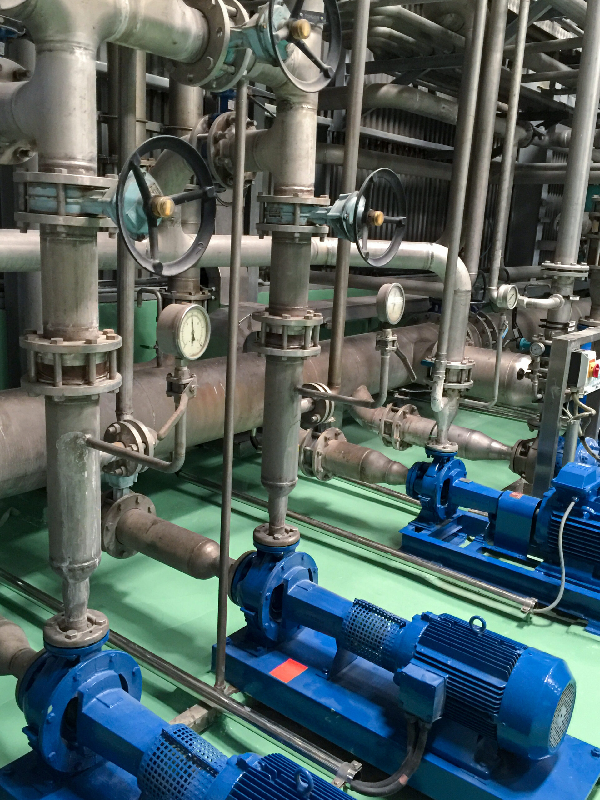 stainless steel water pipe for delivering water to the production process.